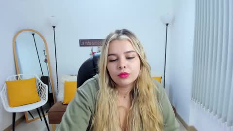 Snapshot of camiilaa1 chatting on March 6, 7:47 am Camila online show from March 6, 7:47 am