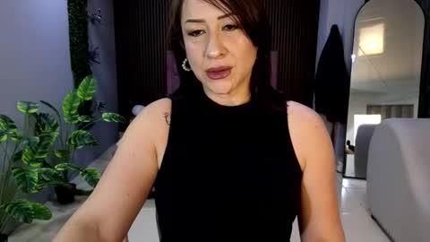 Snapshot of camil_milfdream chatting on February 18, 11:39 am Camil online show from February 18, 11:39 am