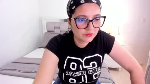 Snapshot of camila_buitrago chatting on April 21, 12:01 am Camila buitrago online show from April 21, 12:01 am