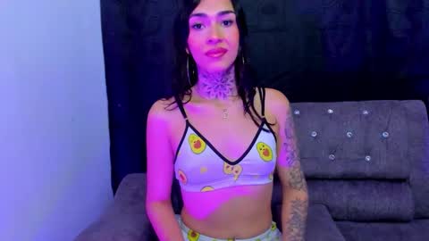 Snapshot of camila_coxx chatting on December 3, 6:32 am s online show from December 3, 6:32 am