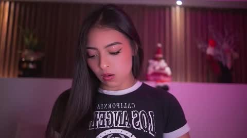 Snapshot of camila_dupont chatting on December 18, 3:23 am Camila online show from December 18, 3:23 am