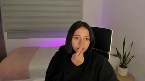 Snapshot of camila_ec2 chatting on March 4, 8:15 pm C A M I online show from March 4, 8:15 pm