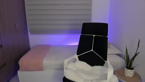 Snapshot of camila_ec2 chatting on March 20, 2:27 am C A M I online show from March 20, 2:27 am