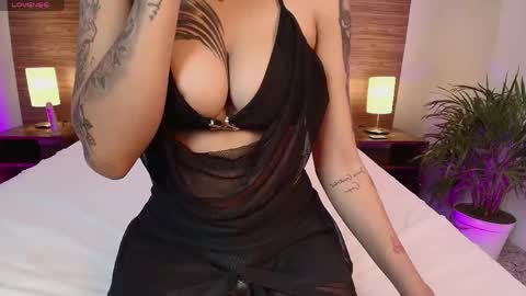 Snapshot of camilavelour chatting on May 10, 6:40 am Camila Velour online show from May 10, 6:40 am
