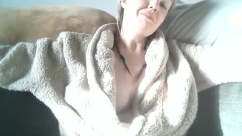 Snapshot of camille_deville chatting on June 18, 2:01 am Camille Deville online show from June 18, 2:01 am