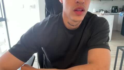 Snapshot of camilo__ chatting on June 3, 6:35 pm camilo online show from June 3, 6:35 pm