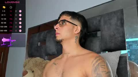   INDEPENDENT MODEL online show from November 9, 5:28 am