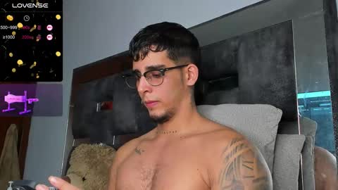   INDEPENDENT MODEL online show from November 25, 9:42 am