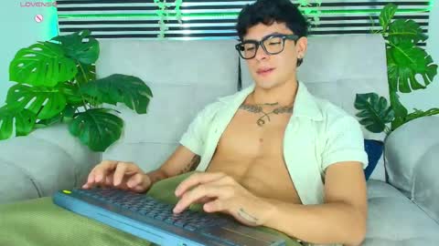 Snapshot of camilo_xcam chatting on April 24, 9:06 pm CAMILO online show from April 24, 9:06 pm