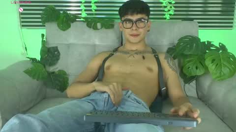 Snapshot of camilo_xcam chatting on May 25, 11:33 pm CAMILO online show from May 25, 11:33 pm
