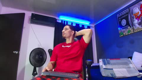 Snapshot of camiloalvarezzz3 chatting on February 8, 12:39 pm CAMILO online show from February 8, 12:39 pm