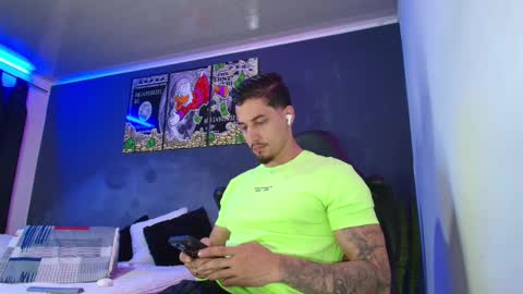 Snapshot of camiloalvarezzz3 chatting on February 12, 9:54 pm CAMILO online show from February 12, 9:54 pm