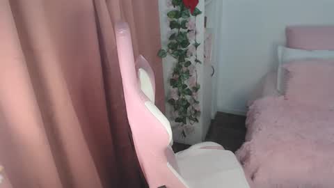 Snapshot of caminicole chatting on February 25, 3:05 am Nicole online show from February 25, 3:05 am