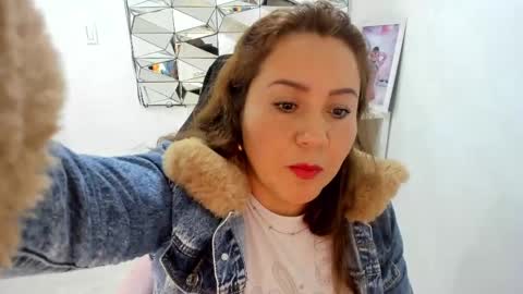 Snapshot of camixxx_m chatting on April 12, 1:27 pm camixxx_m online show from April 12, 1:27 pm