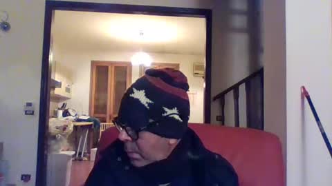 Snapshot of camomilla72 chatting on March 4, 3:44 am Cristian online show from March 4, 3:44 am