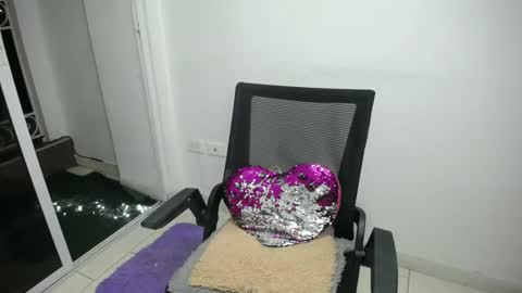 Snapshot of candacesxhot chatting on February 14, 4:37 am cumorsmooke online show from February 14, 4:37 am