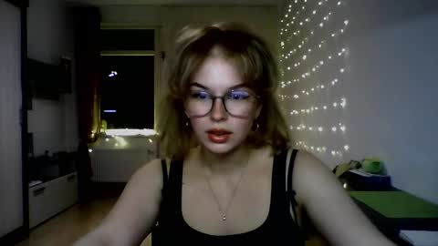 candice_wow_ online show from February 8, 8:01 pm