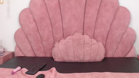 candy_bony online show from December 3, 5:45 pm