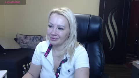 Snapshot of candy_hellenx chatting on April 5, 6:10 am candy_hellenx online show from April 5, 6:10 am