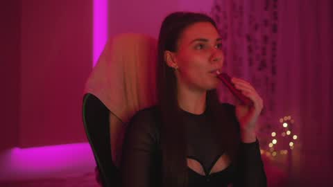 Snapshot of candy_strom chatting on April 3, 10:52 pm Candy online show from April 3, 10:52 pm