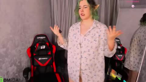 Snapshot of candy_yeah chatting on March 5, 1:12 am Mary online show from March 5, 1:12 am