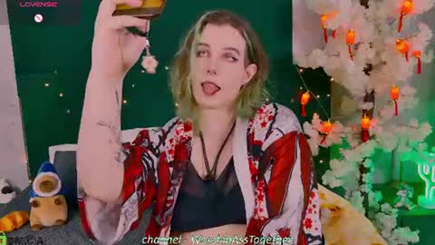 Snapshot of candy_yeah chatting on June 18, 1:06 am Mary online show from June 18, 1:06 am