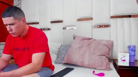 candyandsteven online show from November 17, 2:39 am