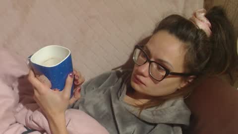 Snapshot of candylady136 chatting on November 7, 9:48 pm say meow and send tip online show from November 7, 9:48 pm