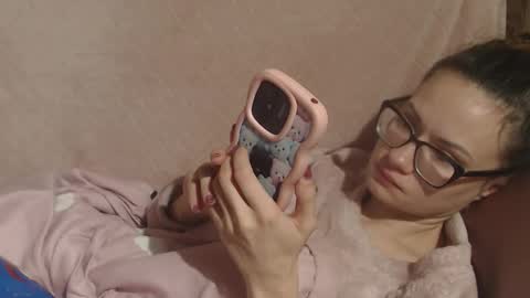 Snapshot of candylady136 chatting on December 16, 2:05 am say meow and send tip online show from December 16, 2:05 am