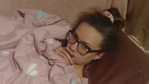 Snapshot of candylady136 chatting on December 17, 3:23 am say meow and send tip online show from December 17, 3:23 am