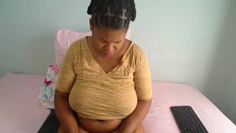 Snapshot of candyyumsaerolaxx chatting on May 29, 8:12 am candyyumsaerolaxx online show from May 29, 8:12 am