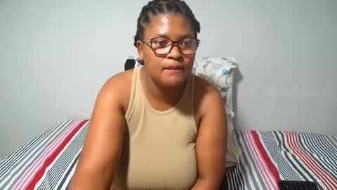 Snapshot of candyyumsaerolaxx chatting on June 4, 8:15 pm candyyumsaerolaxx online show from June 4, 8:15 pm