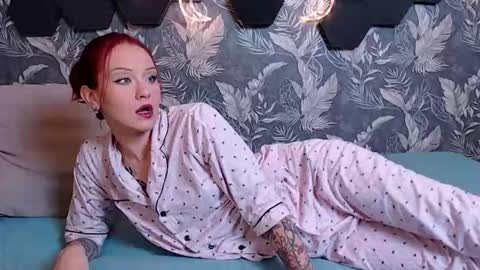 Snapshot of candyyyyrio chatting on October 7, 3:58 am Mia online show from October 7, 3:58 am