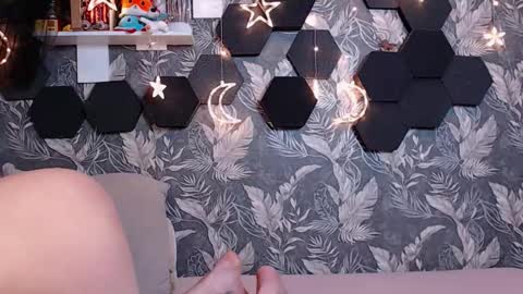 Snapshot of candyyyyrio chatting on October 13, 3:50 am Mia online show from October 13, 3:50 am