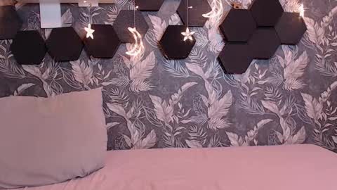 Snapshot of candyyyyrio chatting on December 5, 4:21 am Mia online show from December 5, 4:21 am