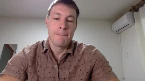 Snapshot of capt_oliver chatting on March 5, 5:03 am follow my twitter online show from March 5, 5:03 am