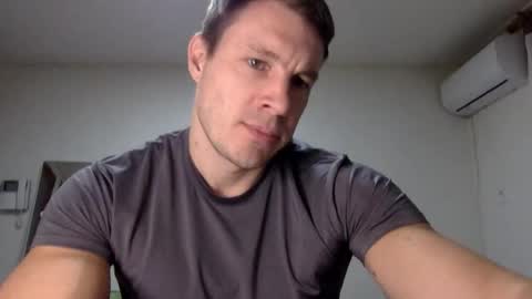 Snapshot of capt_oliver chatting on March 18, 4:37 am follow my twitter online show from March 18, 4:37 am