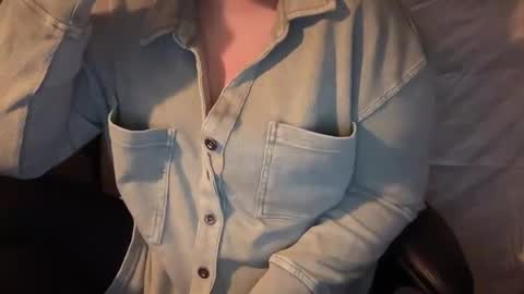 Snapshot of carabou11 chatting on December 2, 10:27 pm Cara Bou online show from December 2, 10:27 pm