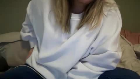 Snapshot of carabou11 chatting on December 16, 10:37 pm Cara Bou online show from December 16, 10:37 pm