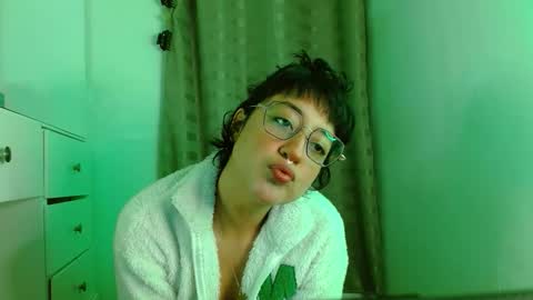 Snapshot of caraenaranja chatting on October 11, 12:43 am Amy online show from October 11, 12:43 am