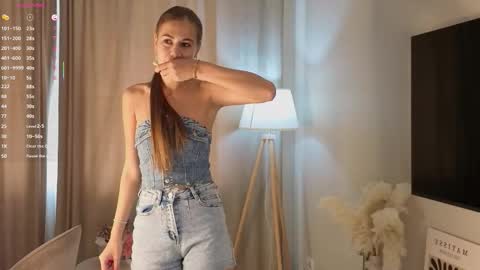 Snapshot of caramel_bella chatting on October 5, 6:12 am Bella online show from October 5, 6:12 am