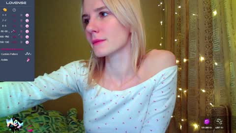Snapshot of caramel_pie_ chatting on December 8, 8:36 pm caramel online show from December 8, 8:36 pm