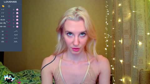 Snapshot of caramel_pie_ chatting on December 15, 11:20 pm caramel online show from December 15, 11:20 pm