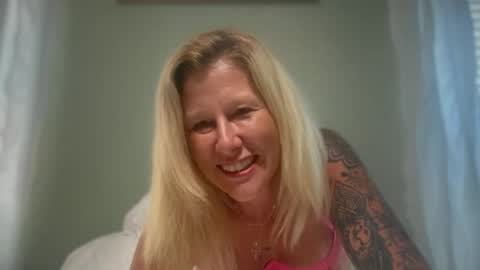 Snapshot of carebear5719 chatting on June 24, 8:52 pm carebear5719 online show from June 24, 8:52 pm