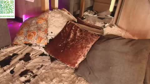 caressyourself online show from October 13, 6:46 am