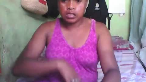 Snapshot of carinesexy69 chatting on December 15, 9:24 am carinesexy69 online show from December 15, 9:24 am