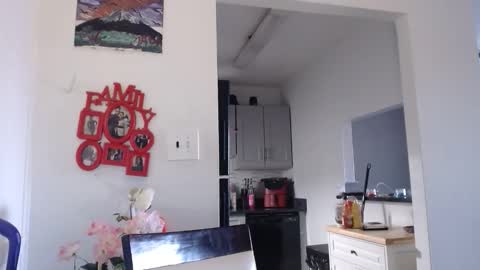 Snapshot of carliecreams chatting on April 5, 12:02 pm Carlie online show from April 5, 12:02 pm