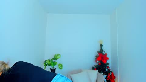 Andrea online show from December 22, 12:05 pm