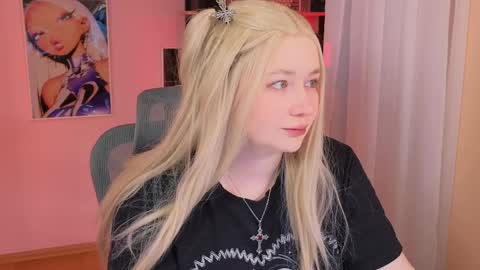 Snapshot of carolina_winter chatting on April 8, 5:40 am Mira online show from April 8, 5:40 am