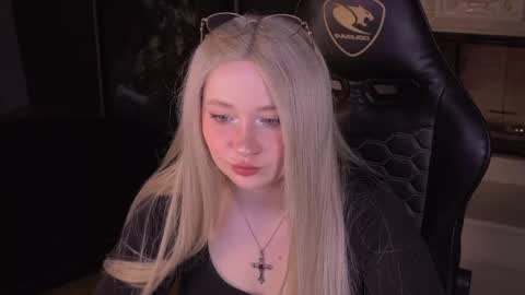 Snapshot of carolina_winter chatting on April 17, 5:43 am Mira online show from April 17, 5:43 am
